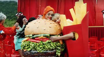 Katy Perry e Taylor Swift fizeram as pazes no clipe de You Need To Calm Down - Reprodução/Youtube