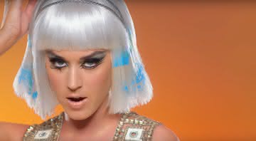 Katy Perry no clipe de 'Dark Horse'. Reprodução/YouTube