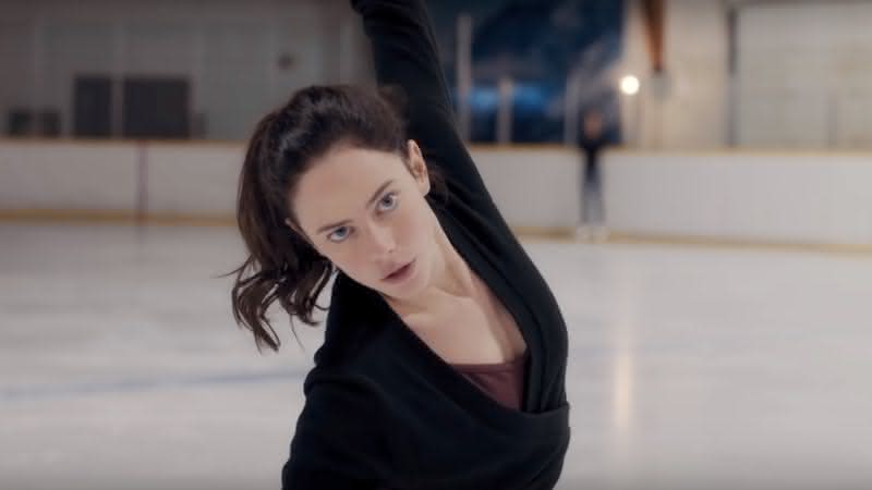 Kaya Scodelario em cena do trailer da série Spin Out - YouTube/Netflix