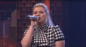 Kelly Clarkson no programa de Jimmy Fallon - Reprodução/YouTube
