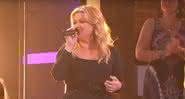 Kelly Clarkson cantando em seu programa na televisão norte-americana - YouTube