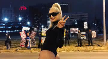 Kim Petras publicou fotos com os manifestantes ao fundo - Reprodução/Instagram