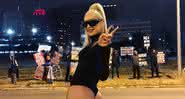 Kim Petras publicou fotos com os manifestantes ao fundo - Reprodução/Instagram