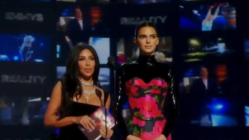 Kim Kardashian e Kendall Jenner apresentam categoria no Emmy - Reprodução/YouTube