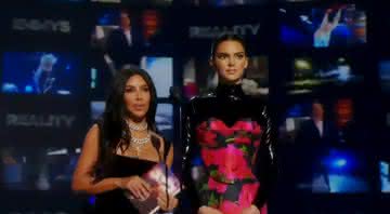 Kim Kardashian e Kendall Jenner apresentam categoria no Emmy - Reprodução/YouTube