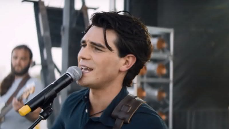 KJ Apa interpreta o jovem cantor apaixonado por Melissa Henning, vivida por Britt Robertson - Reprodução/Youtube