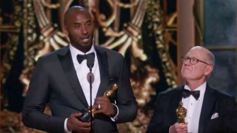 Kobe Bryant ao lado de Glen Kane recebendo o Oscar em 2018 - ABC