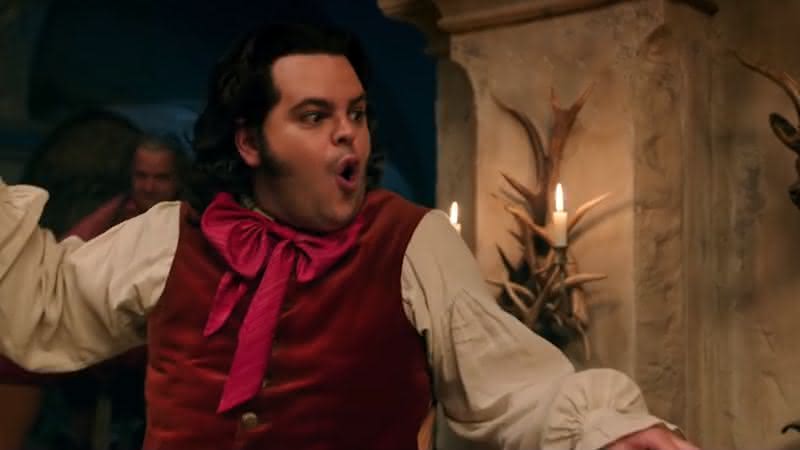 Josh Gad caracterizado como LeFou em cena do filme - Reprodução/YouTube