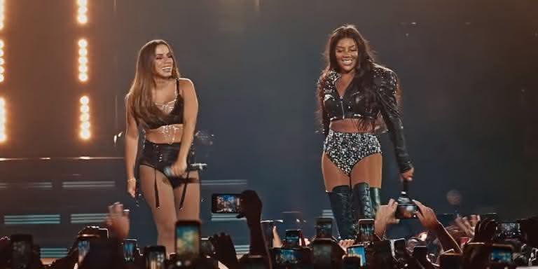 As cantoras Anitta e Ludmilla no clipe ao vivo de 'Favela Chegou' - Reprodução/YouTube