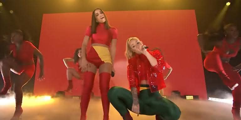 Anitta e Iggy Azalea em apresentação em programa de Jimmy Fallon - Divulgação