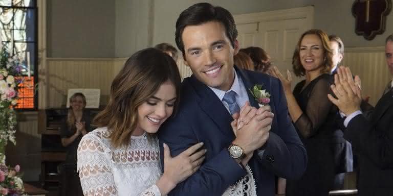 Cena do casamento entre os personagens Aria e Ezra em 'Pretty Little Liars' - Divulgação/Freeform