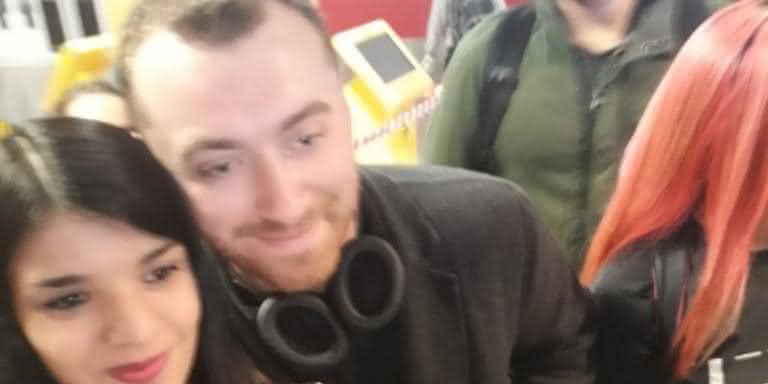 O cantor Sam Smith com uma fã na Argentina - Reprodução/Twitter