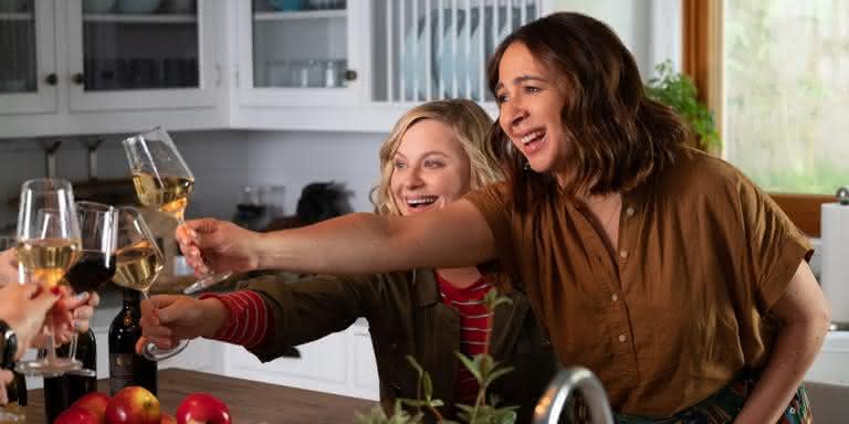 Amy Poehler e Maya Rudolph no filme 'Entre Vinho e Vinagre' - Divulgação/Netflix