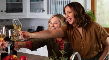 Amy Poehler e Maya Rudolph no filme 'Entre Vinho e Vinagre' - Divulgação/Netflix