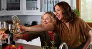 Amy Poehler e Maya Rudolph no filme 'Entre Vinho e Vinagre' - Divulgação/Netflix