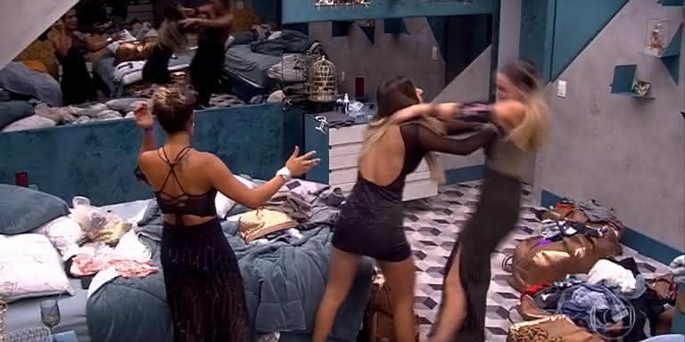 Momento do empurrão de Hariany em Paula no BBB19 - Reprodução/Globo