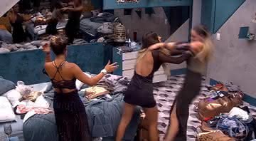 Momento do empurrão de Hariany em Paula no BBB19 - Reprodução/Globo