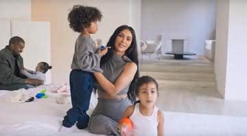 Kim e Kanye com os filhos durante entrevista para Vogue - Youtube