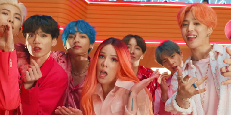 Cantora Halsey com a boyband coreana BTS no clipe de 'Boy With Luv' - Reprodução