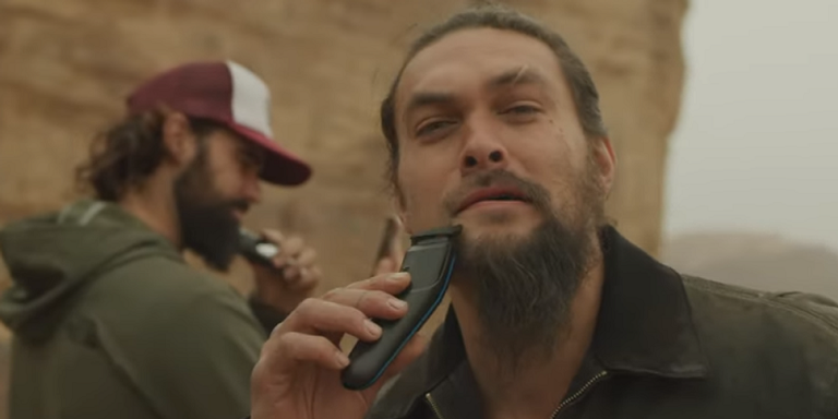 Jason Momoa tira barba para promover reciclagem. - Reprodução