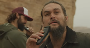 Jason Momoa tira barba para promover reciclagem. - Reprodução