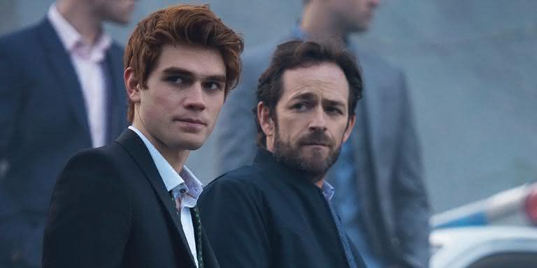 Os atores KJ Apa e Luke Perry em 'Riverdale'. - Divulgação