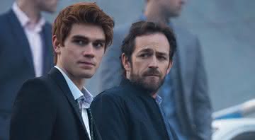 Os atores KJ Apa e Luke Perry em 'Riverdale'. - Divulgação