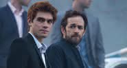 Os atores KJ Apa e Luke Perry em 'Riverdale'. - Divulgação