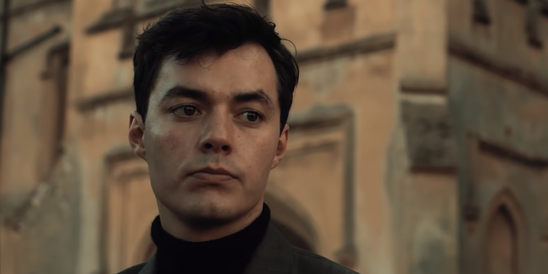 Jack Bannon como Alfred, o mordomo do Batman. - Reprodução/EPIX