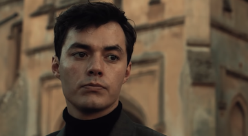 Jack Bannon como Alfred, o mordomo do Batman. - Reprodução/EPIX