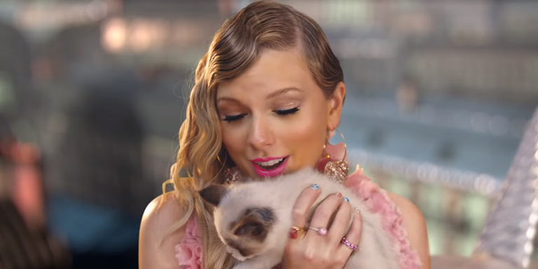 Taylor Swift com seu novo gato no clipe de 'Me'. - Reprodução