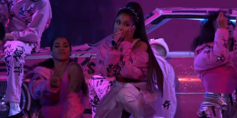 Ariana Grande apresentando '7 Rings' no Billboard Music Awards 2019. - Reprodução/VEVO