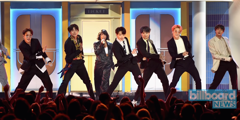 BTS e Halsey apresentando 'Boy With Luv' no Billboard Music Awards. - Reprodução/Billboard News