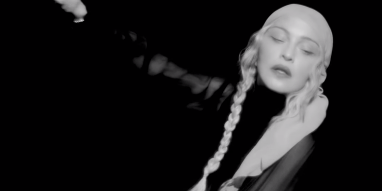 Madonna no clipe de 'I Rise'. - Reprodução/VEVO