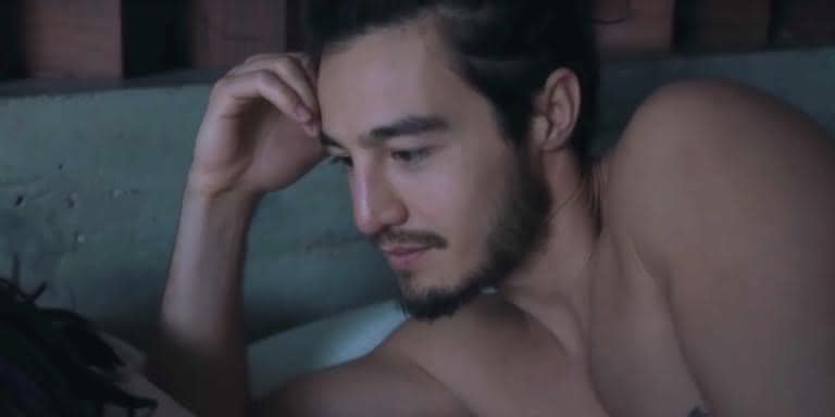 O cantor Tiago Iorc em um dos novos clipes do disco 'Reconstrução' - Reprodução/Youtube