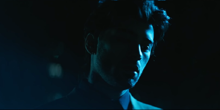 Zayn no clipe de 'A Whole New World', música que gravou para o live-action de 'Aladdin'. - Reprodução/YouTube