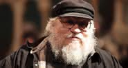 George R.R. Martin no set da primeira temporada de 'Game of Thrones'. - Divulgação/HBO