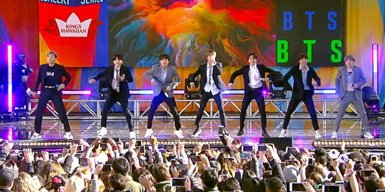 BTS se apresenta no GMA Summer Concert Series, nos Estados Unidos. - Reprodução/Twitter/GMA