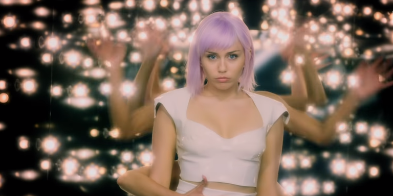 Miley Cyrus em cena da quinta temporada de 'Black Mirror'. - Reprodução/Netflix