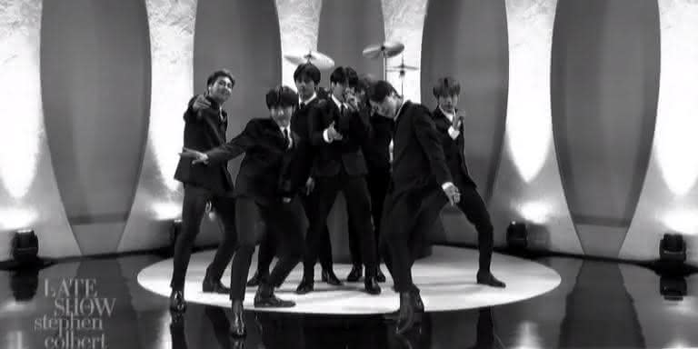 BTS se apresentando em homenagem aos Beatles. - Reprodução/YouTube