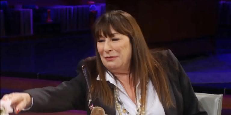 Anjelica Huston no programa do apresentador James Corden - Reprodução/YouTube