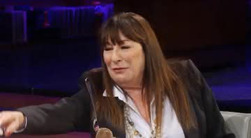 Anjelica Huston no programa do apresentador James Corden - Reprodução/YouTube