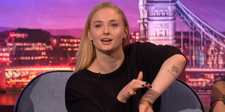 Sophie Turner no 'The Late Late Show with James Corden'. - Reprodução