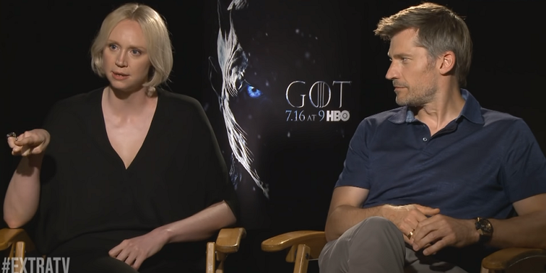 Gwendoline Christie e Nikolaj Coster-Waldau em entrevista. - Reprodução/ExtraTV