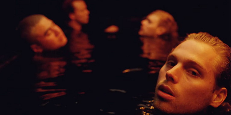 5 Seconds of Summer no clipe de 'Easier'. - Reprodução/YouTube