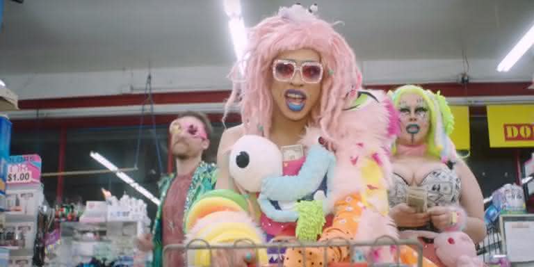 A drag queen Yvie Oddly no clipe da música 'Dolla $tore' - Reprodução/YouTube