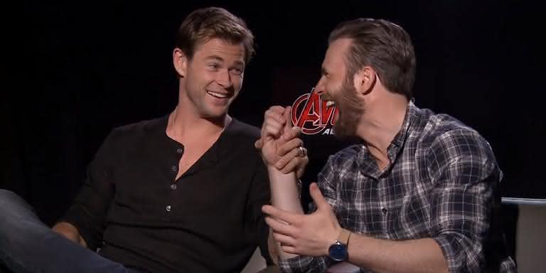 Chris Hemsworth e Chris Evans em entrevista. - Reprodução/YouTube