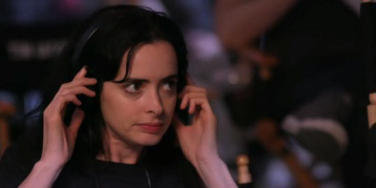 Krysten Ritter dirigindo 'Jessica Jones'. - Reprodução/Netflix