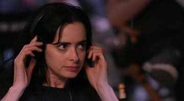 Krysten Ritter dirigindo 'Jessica Jones'. - Reprodução/Netflix