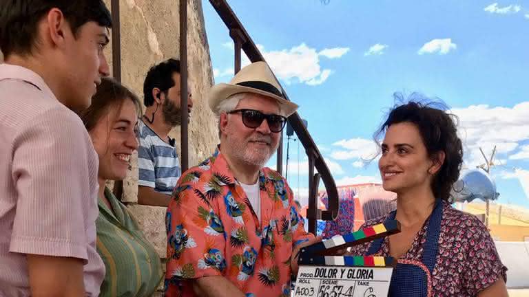 Almodóvar nos bastidores de 'Dor e Glória'. - Divulgação